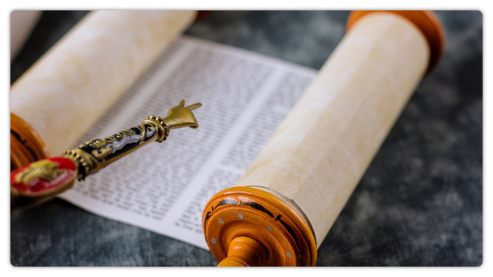 Yad Torah pointer and scroll